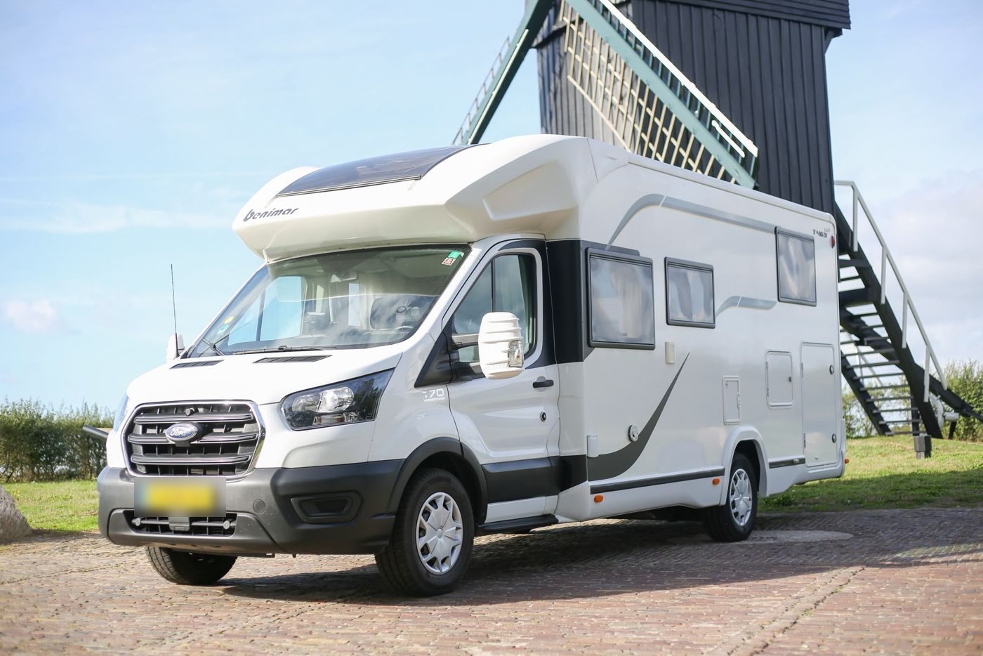 Onze Benimar camper bij een houten molen